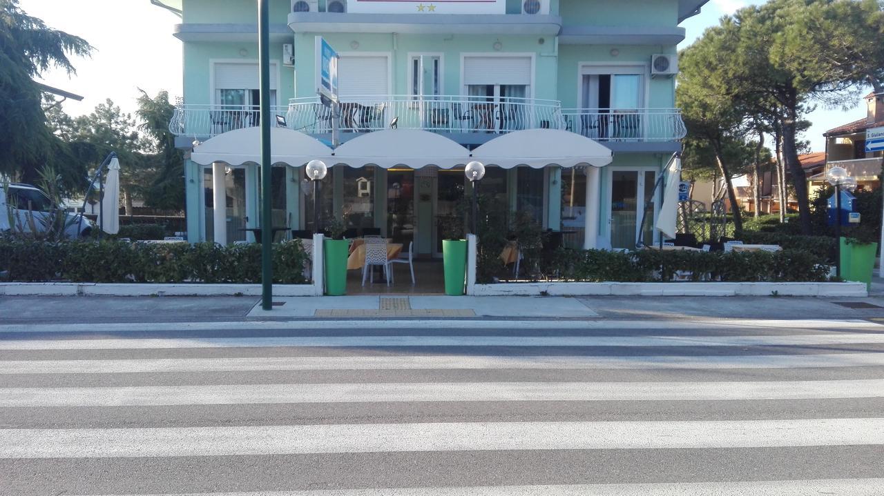 Hotel Irene Lignano Sabbiadoro Esterno foto
